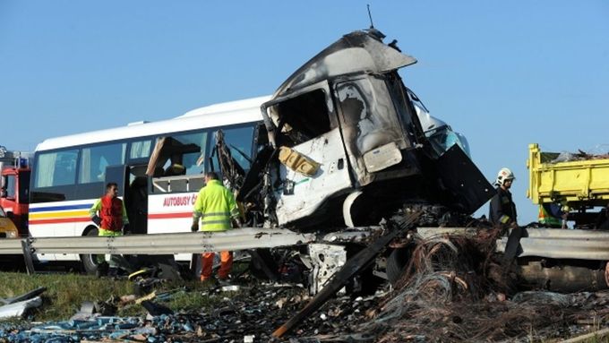 Český autobus se čelně srazil se slovenským kamionem, který začal hořet. Při neštěstí zemřeli dva řidiči.