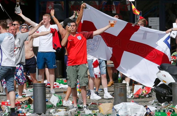 Euro 2016, Rusko-Anglie: výtržnosti anglických fanoušků před zápasem v Marseille