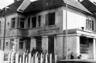 Budova celního úřadu v Hnanicích na Znojemsku zdemolovaná 22. září 1938 při útoku sudetoněmeckých teroristů. Při pokusu o osvobození celnice padl téhož dne zpravodajský důstojník pěšího pluku 24 poručík pěchoty Otmar Chlup. (Vojenský historický ústav/Eduard Stehlík)