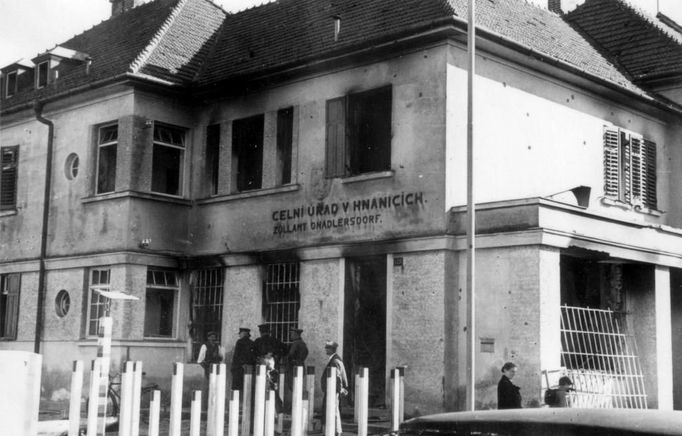 Budova celního úřadu v Hnanicích na Znojemsku zdemolovaná 22. září 1938 při útoku sudetoněmeckých teroristů. Při pokusu o osvobození celnice padl téhož dne zpravodajský důstojník pěšího pluku 24 poručík pěchoty Otmar Chlup. (Vojenský historický ústav/Eduard Stehlík)