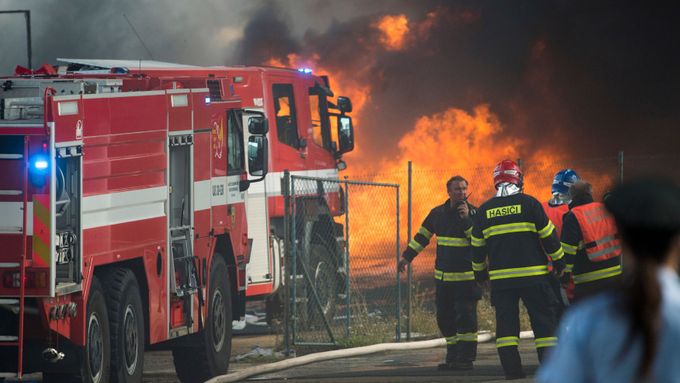 Hasiči zasahují 12. srpna 2018 u požáru odpadu v Kutné Hoře v městské části Karlov.