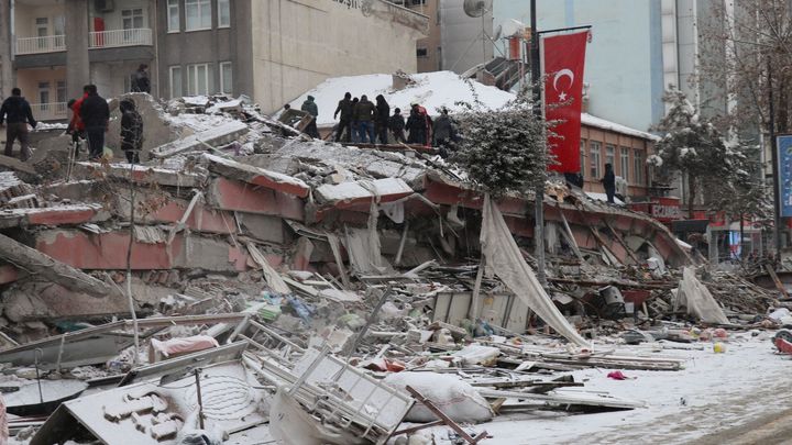 Tým českých hasičů odletěl do Turecka, pomůže hledat oběti. Charita vyhlásila sbírku; Zdroj foto: Reuters