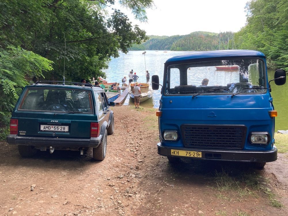 Auta ze seriálu Devadesátky, foto z placu