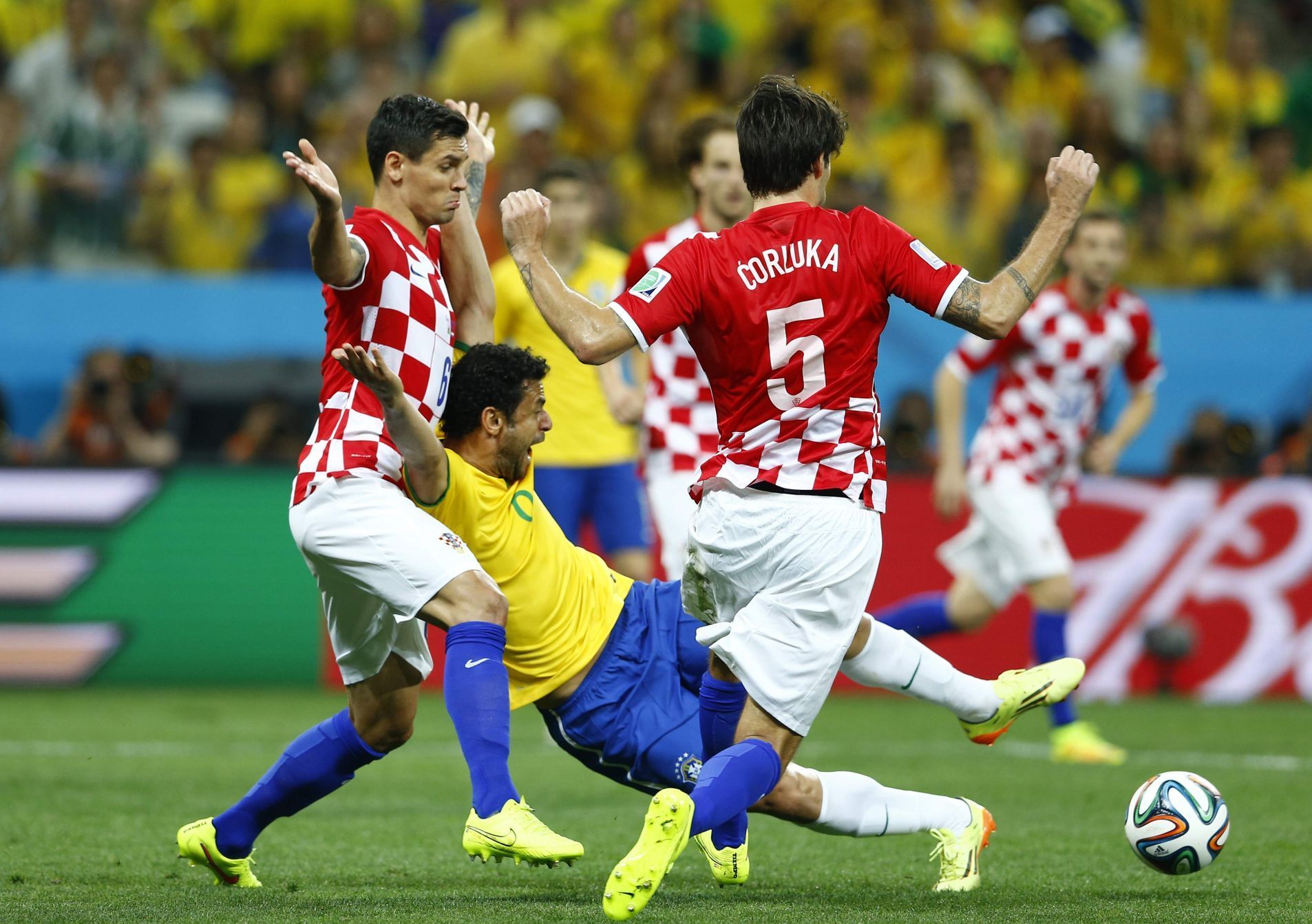 MS 2014, Brazílie-Chorvatsko: sporná penalta, padající Fred