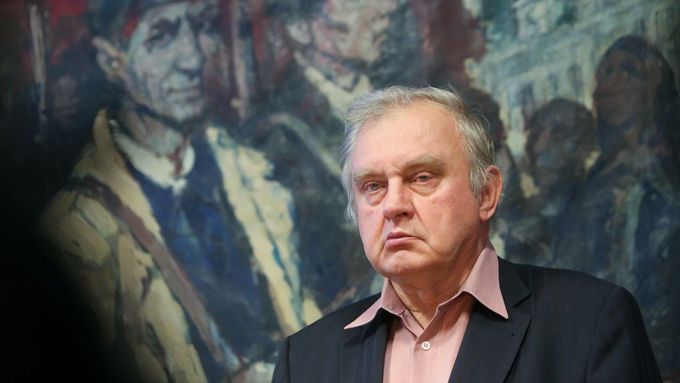 Miloslav Ransdorf po jednání v sekretariátu KSČM předstoupil před novináře.