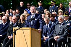 I dnešní doba má agresivní diktátory a okupovaná území, řekl premiér Fiala v Terezíně