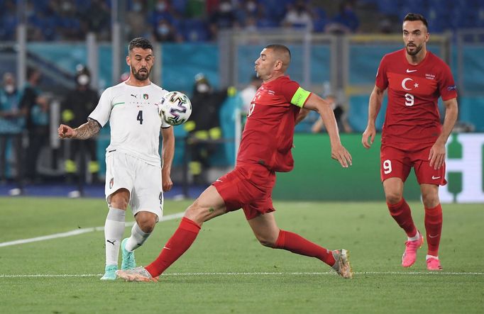 Leonardo Spinazzola a Burak Yilmaz v zápase Turecko - Itálie na ME 2020