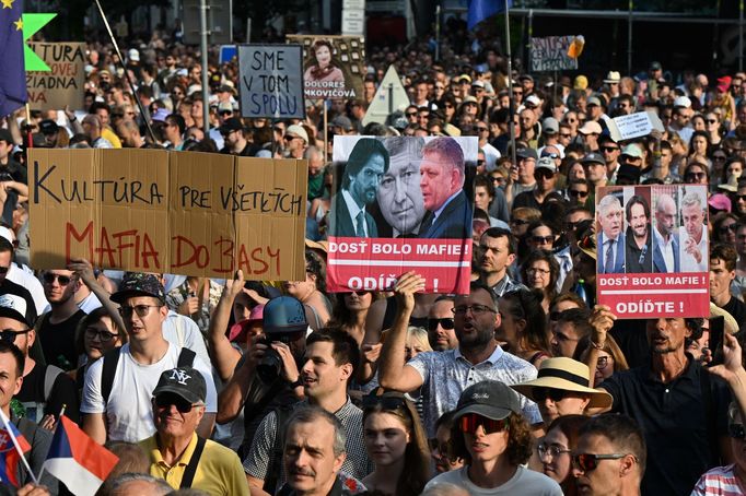 Snímek z úterní demonstrace v Bratislavě proti ministryni kultury Martině Šimkovičové.