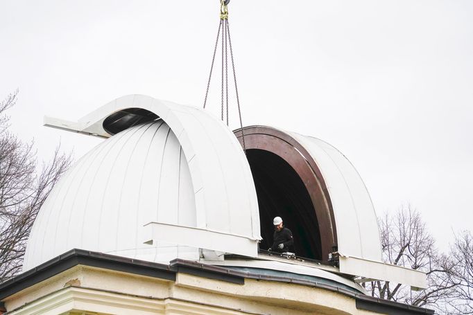 Demontování největšího dalekohledu Štefánikovy hvězdárny. Praha, 6. 4. 2022