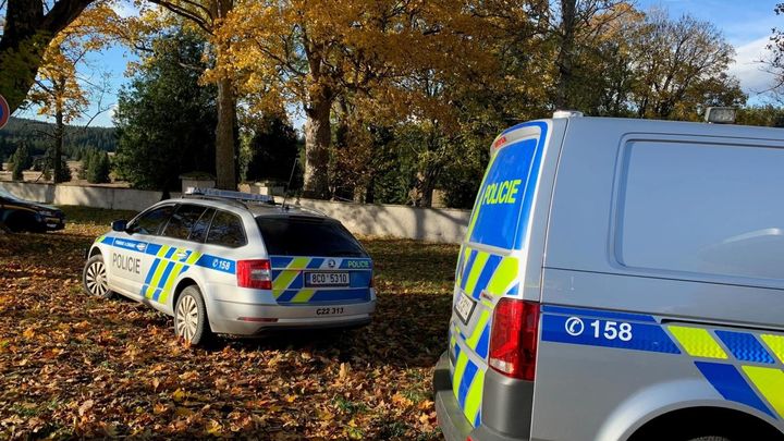 Jihočeská policie vyšetřuje vraždu ženy, jejíž tělo našel na hřbitově turista