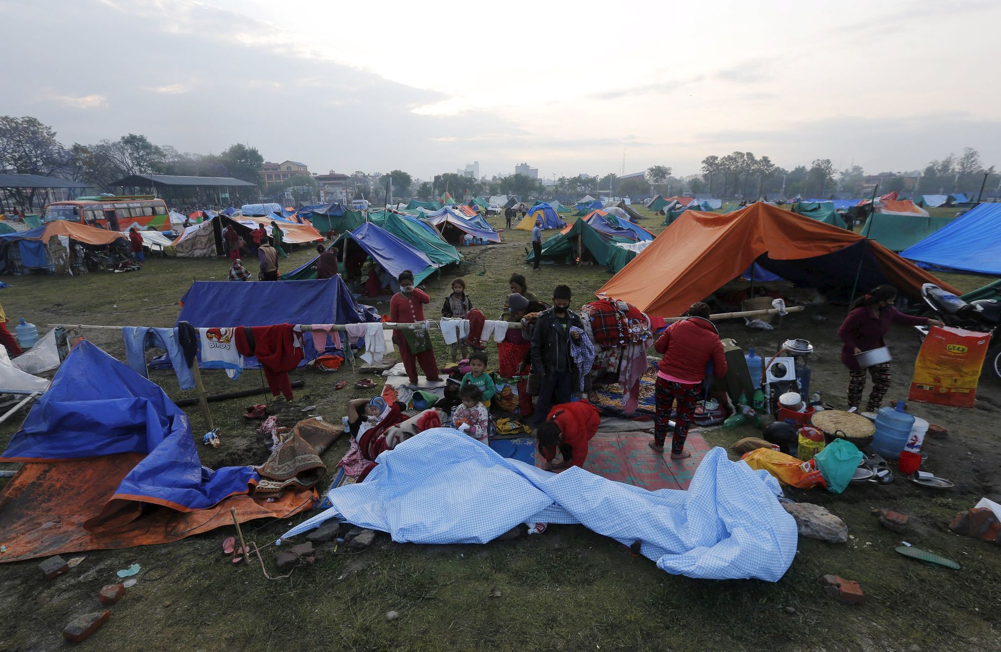 Oběti zemětřesení stanují na otevřeném prostranství v Káthmándú.