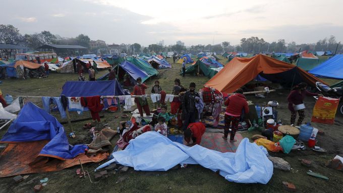 Oběti zemětřesení již čtvrtý den stanují v Káthmándú na otevřeném prostranství.