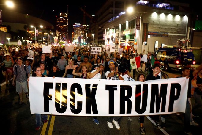 Demonstrace proti Donaldu Trumpovi v Los Angeles.