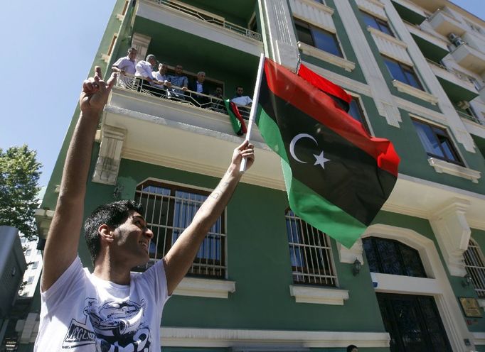 Protest proti Kaddáfímu před libyjským konzulátem v Istanbulu.