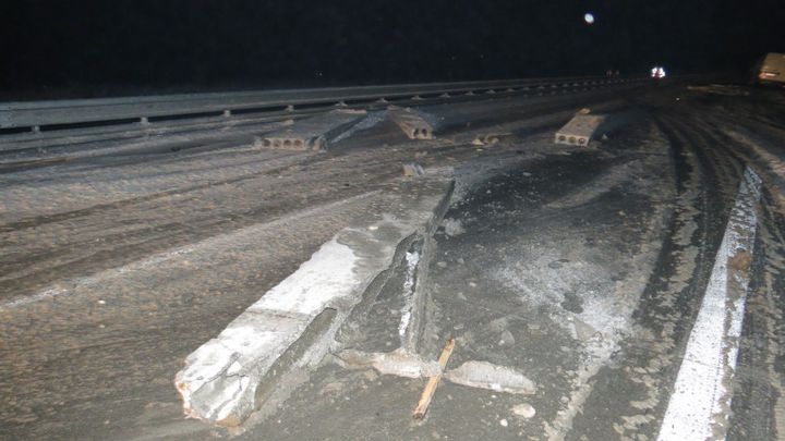 Řidič poztrácel na dálnici betonové panely a způsobil tři nehody. Trest ho zaskočil
