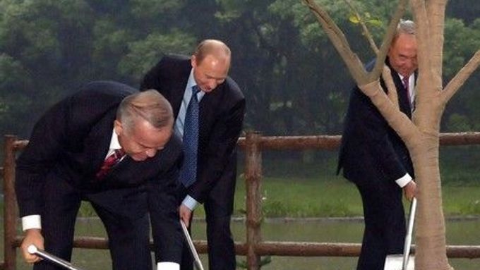 Bez práce nejsou koláče si řekli v Šanghaji  i Islam Karimov, Vladimír Putin i Nursultan Nazarbajev...