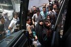 Tragická nehoda. Při srážce kamionu s autobusem v Afghánistánu zemřelo 76 lidí