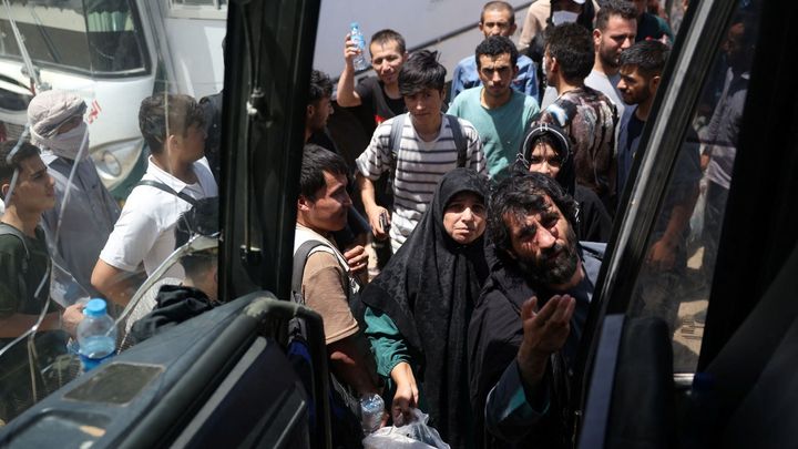 Tragická nehoda. Při srážce kamionu s autobusem v Afghánistánu zemřelo 76 lidí; Zdroj foto: Reuters
