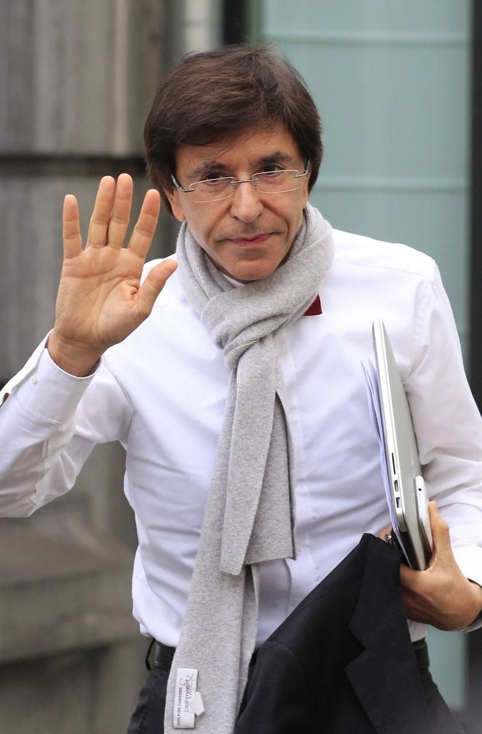 Prime Minister Elio Di Rupo arrives at a meeting to discuss the closure of Arcelor Mittal's plant in Liege, in Brussels January 25, 2013. ArcelorMittal, the world's largest steel producer, plans to shut a coke plant and six finishing lines at its site in Liege Belgium, affecting 1,300 employees, the group said on Thursday. REUTERS/Yves Herman (BELGIUM - Tags: BUSINESS CIVIL UNREST EMPLOYMENT) Published: Led. 25, 2013, 12:44 odp.