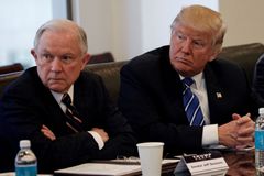 Trump tlačí k rezignaci svého nejvěrnějšího muže. Ministr spravedlnosti Sessions upadl v nemilost