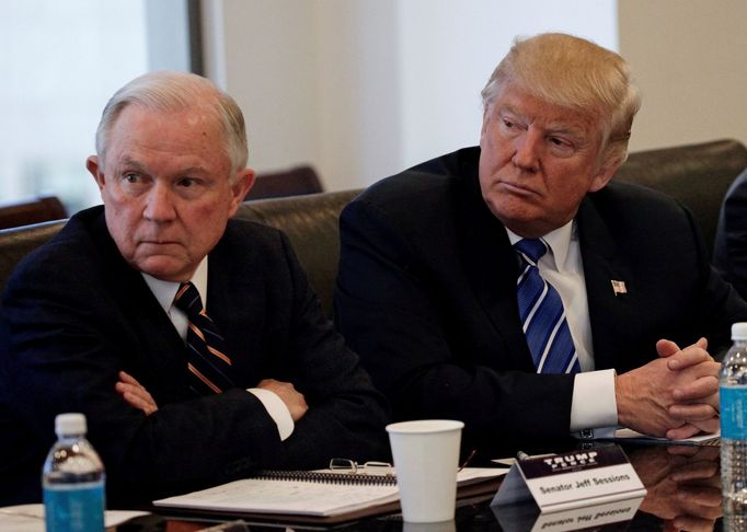 Jeff Sessions s Donaldem Trumpem na snímku z října 2016.