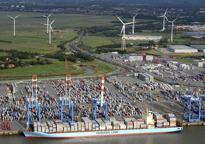 Containers are loaded onto a boat at a shipping terminal in the harbour of the northern German town of Bremerhaven, late October 8, 2012. Germany's trade surplus widened in August after exports rose unexpectedly, according to data on Monday that underscored the resilience of Europe's largest and traditionally export-oriented economy despite the euro zone crisis. Picture taken October 8. REUTERS/Fabian Bimmer (GERMANY - Tags: BUSINESS MARITIME TRANSPORT) Published: Říj. 9, 2012, 2:13 odp.