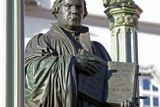 Město právě letos slaví velké výročí. Před 500 lety, 31. října 1517, tu teolog Martin Luther vydal svých 95 tezí a zahájil reformaci. Jeho socha stojí na náměstí.