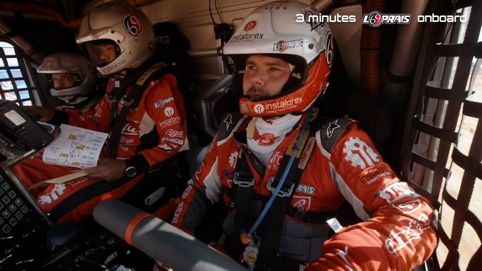 Aleš Loprais a jeho mechanik Petr Pokora mluví nevhodně o dcerách šéfa týmu Buggyra Martina Koloce před startem 6. etapy Rallye Dakar.