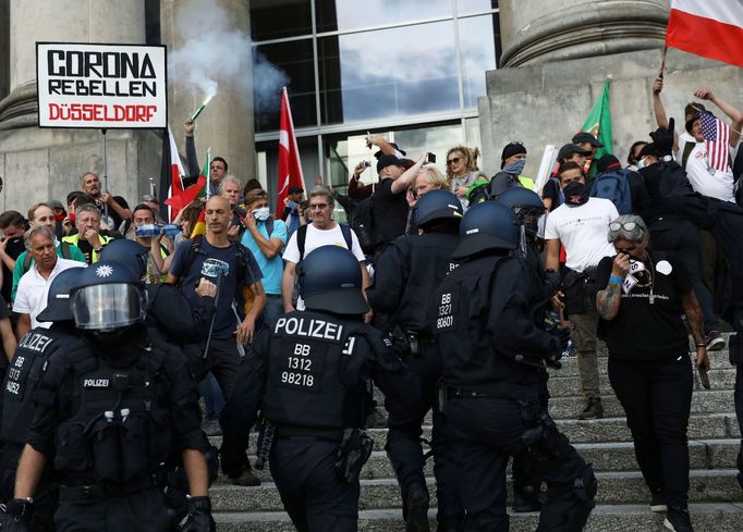 Protesty před budovou Reichstagu, konec srpna 2020.