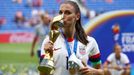 Alex Morganová s trofejí pro vítěze MS žen 2019