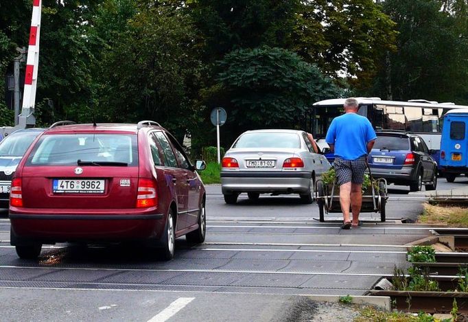 Avšak na takový nápor nejsou místní silnice stavěny