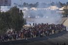 Američané zasáhli proti migrantům v Tijuaně slzným plynem
