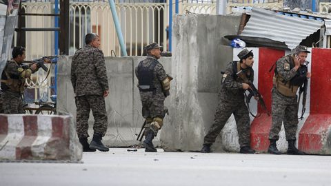 Po útoku sebevražedného atentátníka se v Kábulu bojovalo. Podívejte se na video