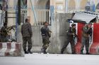 V centru Kábulu se odpálil atentátník Tálibánu. Osmadvacet lidí zabil, na 300 zranil