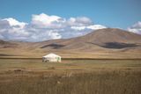 Žijí vprostřed mongolských plání, na nichž byste marně hledali cokoliv jiného než prach, polosuchou trávu a silný vítr. Žádný keř, natož strom není v dohledu. Jediné, co je ve zvlněných pláních k vidění, jsou jen další osamocené jurty.