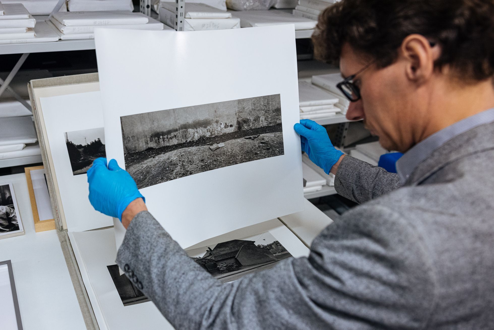 Fotografie Josefa Koudelky v depozitáři Uměleckoprůmyslového musea