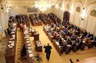 Velká šance na oddlužení: Poslanci schválili změnu insolvencí, přehlasovali Senát