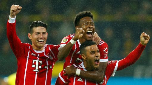 Fotbalisté Bayernu slaví gól v síti Dortmundu