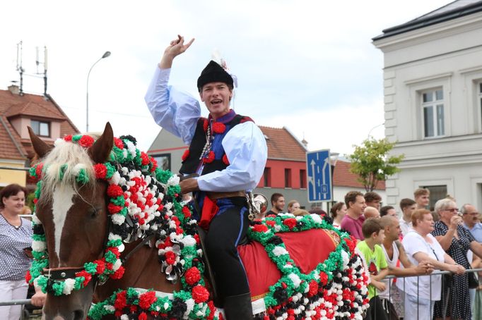 Jezdci při vyvolávkách, z nichž některé mají připravené a mnohými dalšími reagují na aktuální situaci