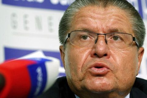 V Moskvě začal proces s dříve mocným ministrem. Soud mu prodloužil domácí vězení