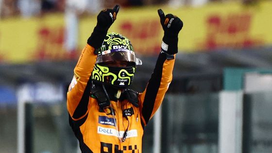 Pilot McLarenu Lando Norris slaví triumf ve VC Abú Zabí F1 2024