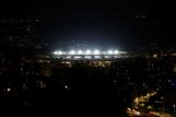 Majitelé klubu nechali z pietních důvodů stadion celou noc svítit.