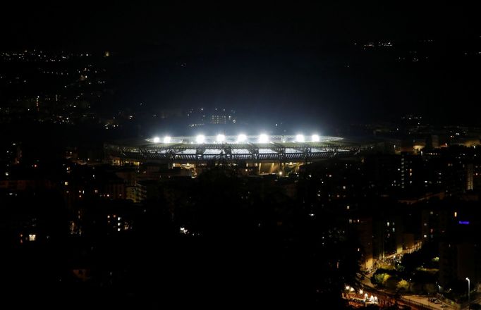 Fanoušci si připomínají památku zesnulého Diega Armanda Maradony (Neapol, stadion San Paolo)