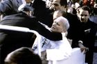 Zraněný papež po útoku tureckého atentátníka Aliho Agci, který ho 13. května 1981 postřelil na Svatopetrském náměstí ve Vatikánu.