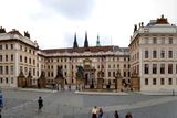 Procházka začíná na Hradčanském náměstí u Pražského hradu. Odtud se ovšem nevydáte dolů po Zámeckých schodech...