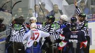 Slovensko-české derby Slovanu Bratislava se Lvem Praha v rámci KHL bylo plné ostrých soubojů a následných bitek.