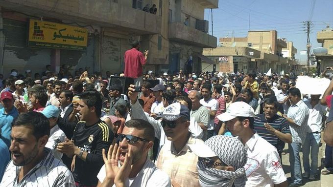Demonstranti v syrských ulicích.
