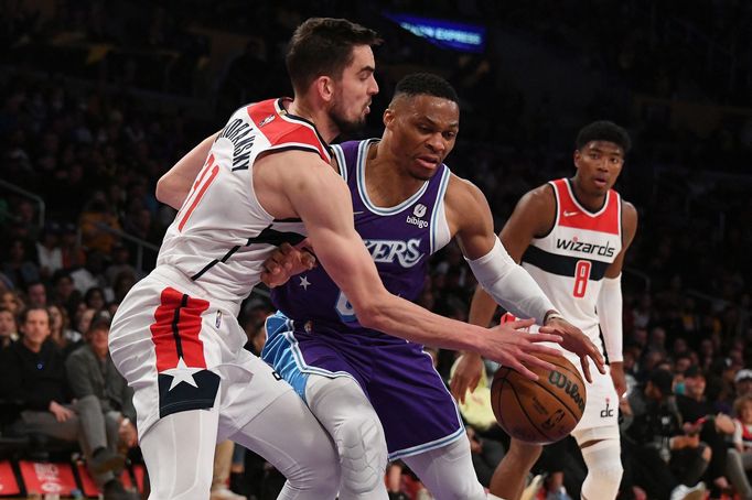 Tomáš Satoranský z Washingtonu a Russell Westbrook z Lakers v zápase NBA.