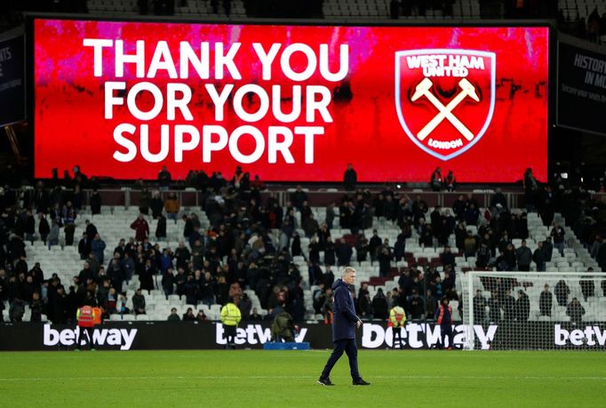 Soccer Football - Premier League - West Ham United v Liverpool - London Stadium, London, Britain - January 29, 2020   West Ham United manager David Moyes looks on as the