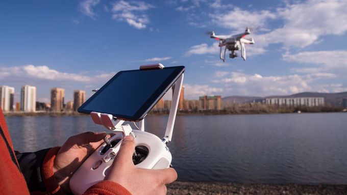 Ministerstvo upozorňuje, že na trhu lehce dostupné drony jsou schopné přenášet výbušniny či střelné zbraně a mohou tak představovat vážné riziko (ilustrační foto).